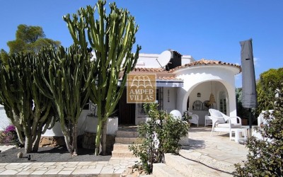 Lovely, cosy villa with a beautiful garden.